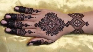 Triangle mehndi design