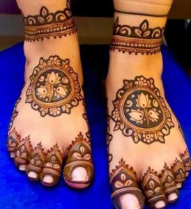 Gol tikki feet mehndi design