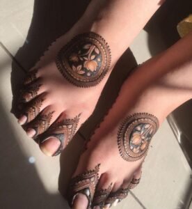 Gol tikki feet mehndi