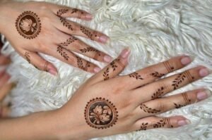 Gol tikki mehandi design