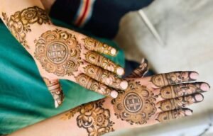 गुलाब फूल और गोल मेहंदी डिजाइन