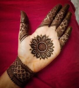 गोल टिक्की वाली मेहंदी डिजाइन