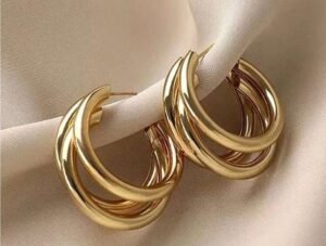 गोल्ड हूप इयररिंग्स