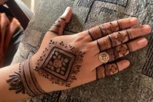 ट्रायंगल शेप मेहंदी डिजाइन