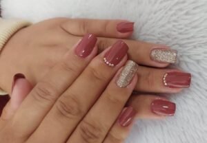 स्टोन वर्क नेल आर्ट